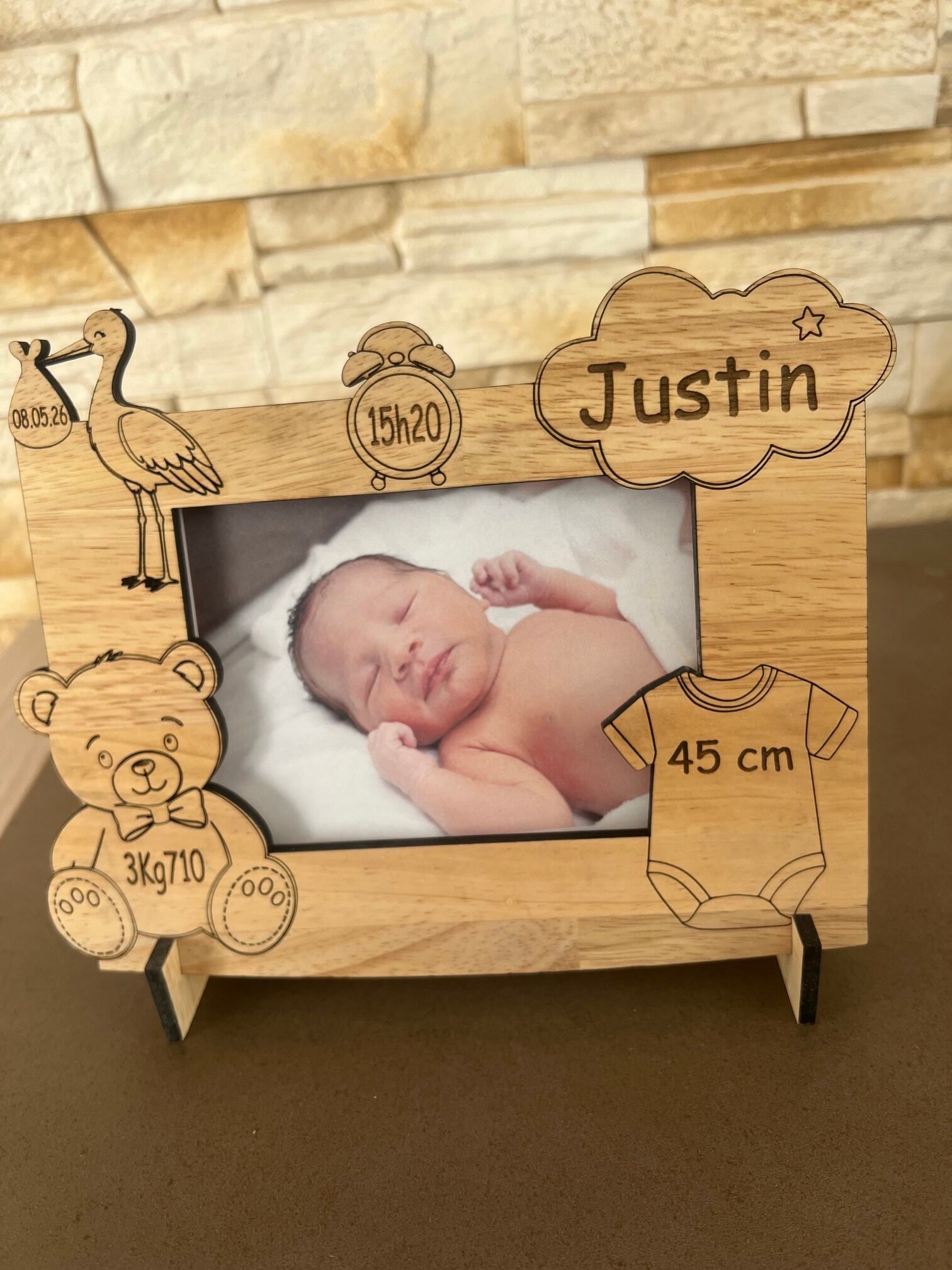 Cadre photo naissance personnalisé en bois avec prénom et photo bébé